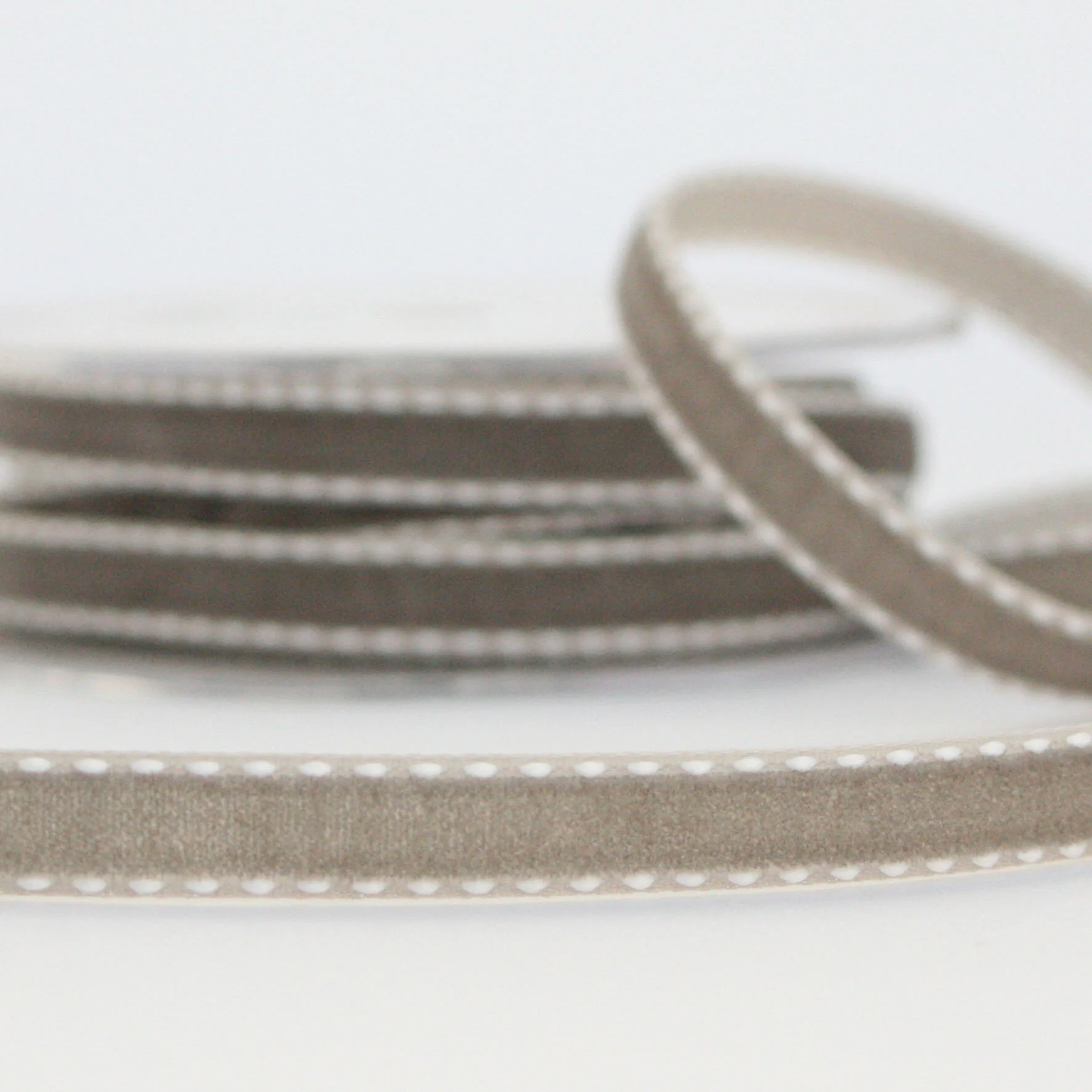 Silver Grey Velvet Ribbon with White Saddle Stitched Edge — Ann's
